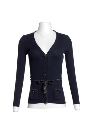Marineblauwe geribde cardigan met lange mouwen, knoopsluiting aan de voorkant, twee voorzakken met knopen en een tailleceintuur gestrikt in een strik op een wit mannequin.
