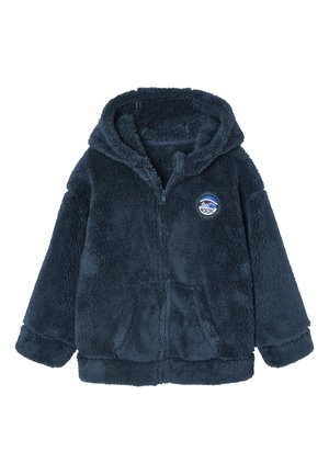 Dunkelblaue Plüsch-Kapuzenjacke mit Frontreißverschluss, Kängurutasche und einem runden "Nordic"-Aufnäher auf der linken Brust.