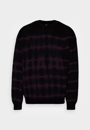 Langærmet sort strikket sweater med mørkelilla vandrette tie-dye mønster og ribbede manchetter og kant, vist mod en ensfarvet baggrund.