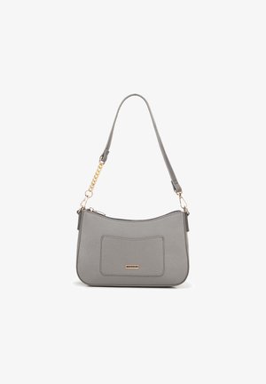 Graue Leder-Umhängetasche mit strukturierten Oberflächen, Fronttasche und verstellbarem Riemen mit goldfarbener Kettenakzentuierung. Mit Reißverschluss oben geschlossen.