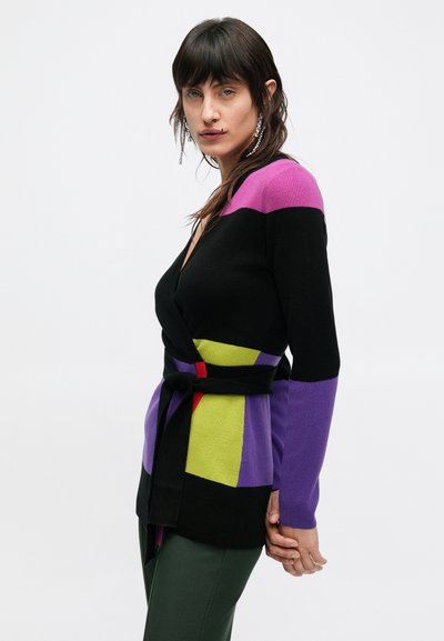 Ζακέτα με χρωματικά μπλοκ σε μαύρο, μωβ, πράσινο και ροζ. Διαθέτει σχεδιασμό τύπου τύλιγμα, μακριά μανίκια και ζώνη που ταιριάζει στη μέση.
