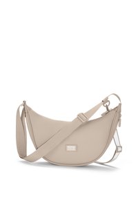 Borsa a tracolla beige realizzata in materiale sintetico liscio, con una forma rotonda, tracolla regolabile e un patch logo rettangolare sul davanti.