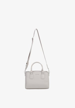 Petit sac à main en cuir gris clair avec poignées supérieures et bandoulière longue réglable, forme rectangulaire, fermeture éclair.