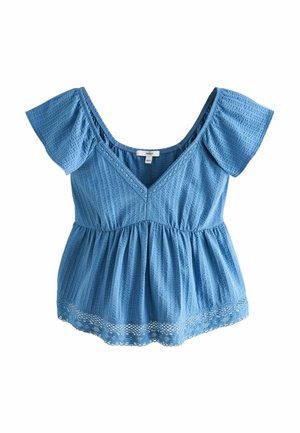 Niebieska bluzka z krótkim rękawem, dekoltem w serek, marszczoną talią, teksturowaną tkaniną i koronkową lamówką na dole.
