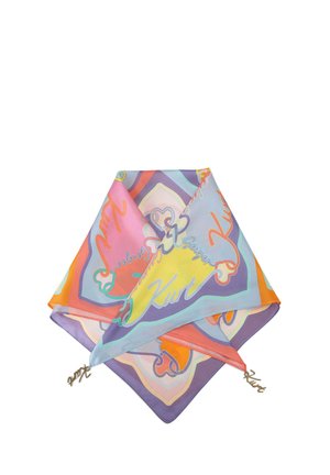 Kleurrijke zijden sjaal met abstracte pastelpatronen en cursieve tekst, opgevouwen met kleine metalen letterbedeltjes bevestigd aan twee hoeken.