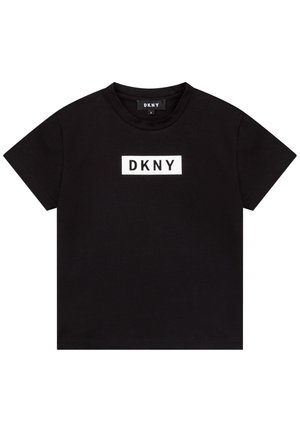 Černé tričko s krátkými rukávy, kulatým výstřihem a bílým obdélníkovým logem s nápisem "DKNY" uprostřed na hrudi.
