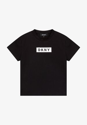 Schwarzes T-Shirt mit kurzen Ärmeln, Rundhalsausschnitt und einem weißen rechteckigen Logo mit der Aufschrift "DKNY" mittig auf der Brust.
