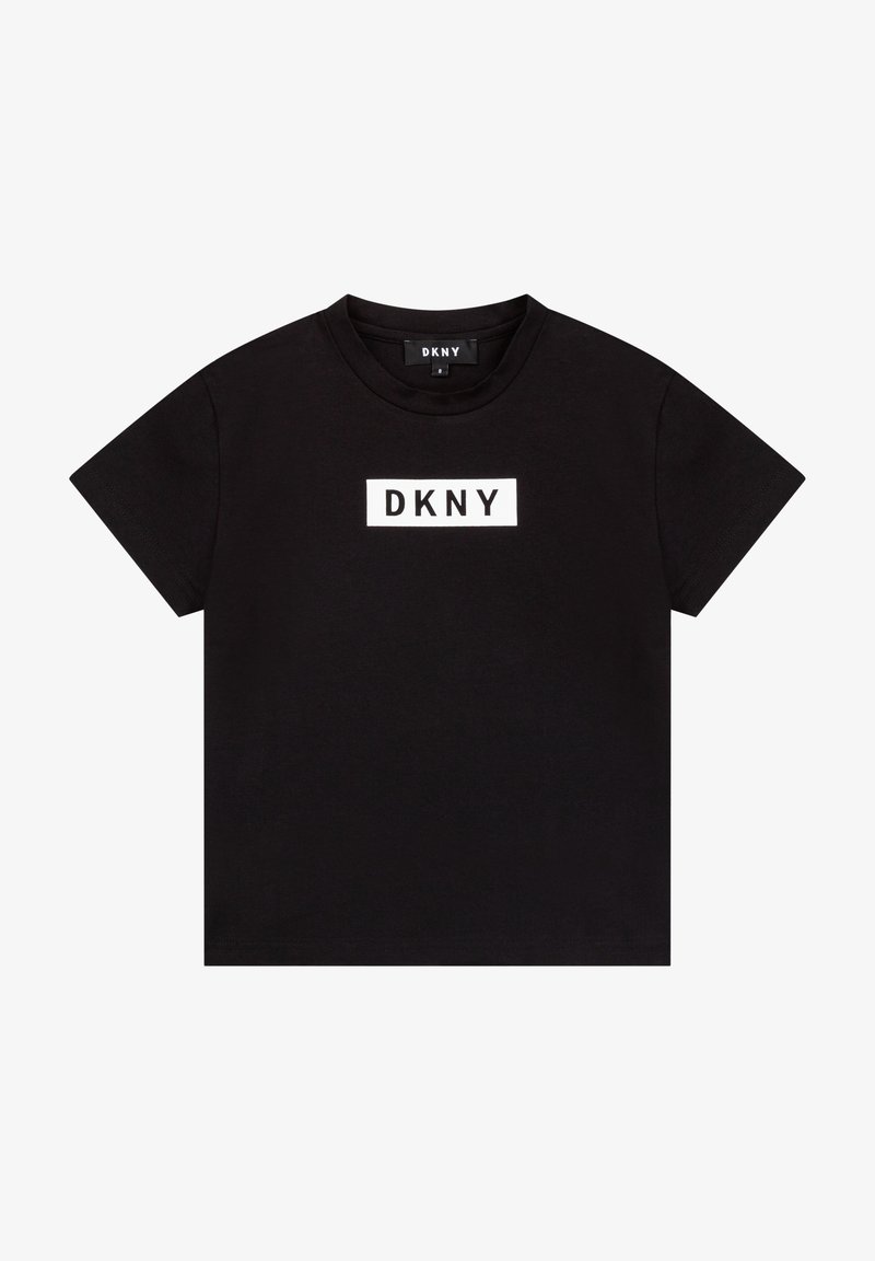 Schwarzes T-Shirt mit kurzen Ärmeln, Rundhalsausschnitt und einem weißen rechteckigen Logo mit der Aufschrift "DKNY" mittig auf der Brust.