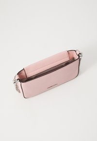 Rosa läderväska med en strukturerad yta, med en slitstark insida, silverdetaljer och en minimalistisk design. Öppen topp utan stängning.