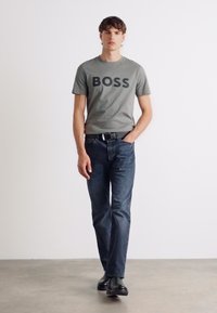 BOSS THINKING - T-shirts med print - open grey