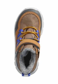 Botín de textil marrón con acentos grises, cordones azules y amarillos, y un forro gris suave. Presenta una suela resistente y una correa ajustable.