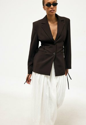 NA-KD, FITTED LACING BLAZER - Abrigo clásico - brown