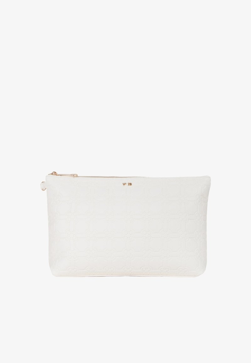 Pochette blanche à fermeture éclair en matériau embossé présentant un motif floral géométrique. Accents en doré sur la fermeture éclair.
