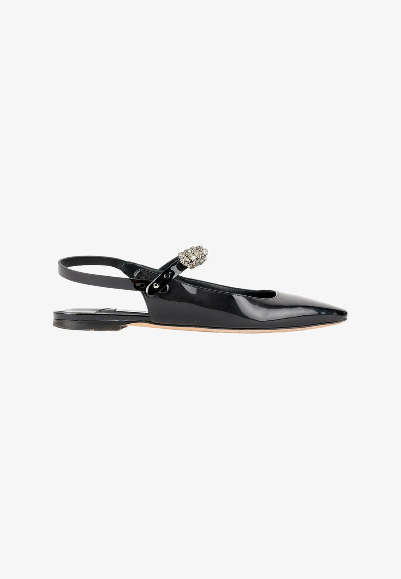 Escarpin slingback plat en cuir verni noir à bout pointu avec bride ornée de cristaux et petit talon, vu de côté sur fond blanc.