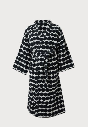 Zwart-witte badjas met grote polkadots, brede mouwen en een gestrikte ceintuur in de taille, afgebeeld tegen een effen achtergrond.