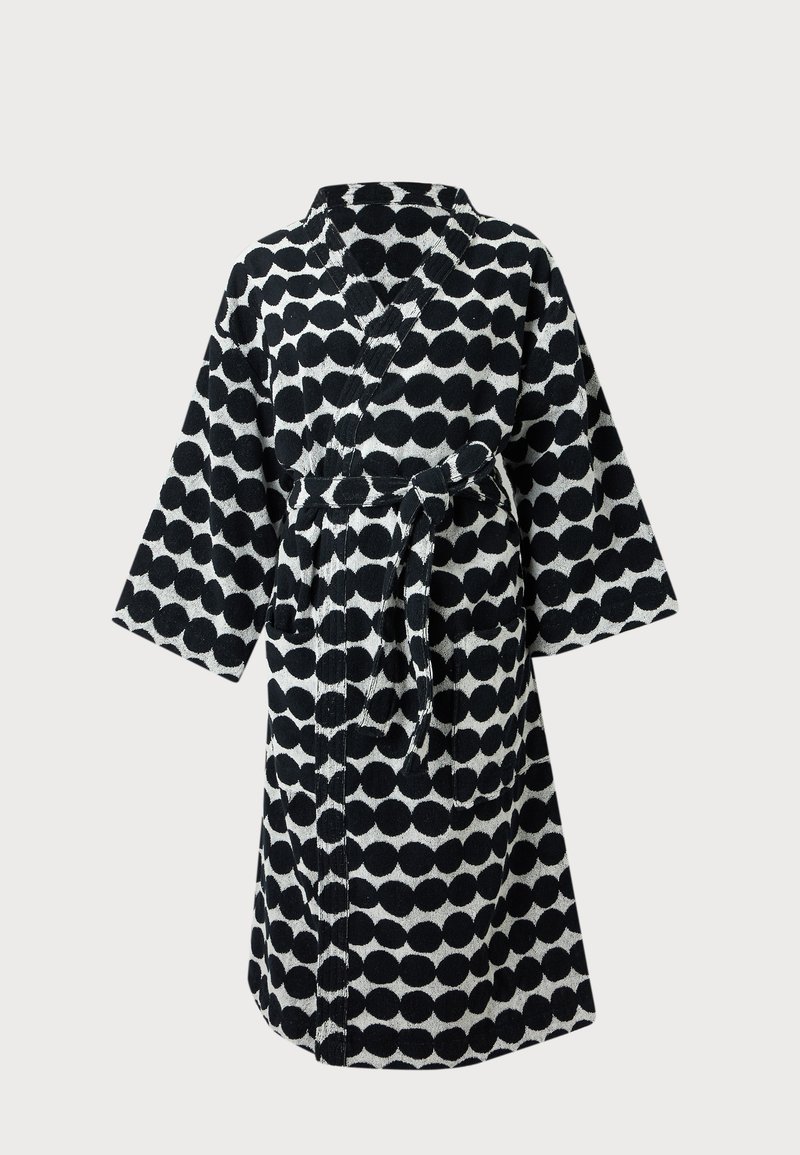 Peignoir noir et blanc à gros pois, manches larges et ceinture nouée à la taille, présenté sur un fond uni.