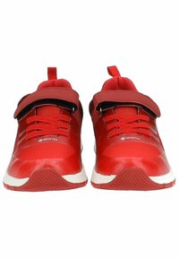 Scarpe da ginnastica rosse con un design elegante, parte superiore in rete, cinturino regolabile in velcro e suola in gomma testurizzata. Presentano il marchio Gore-Tex.