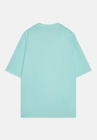 Απαλή μπλε κοντομάνικη μπλούζα φτιαγμένη από μαλακό βαμβάκι. Διαθέτει απλή στρογγυλή λαιμόκοψη και χαλαρή εφαρμογή, χωρίς ορατά μοτίβα ή διακοσμητικά στοιχεία.