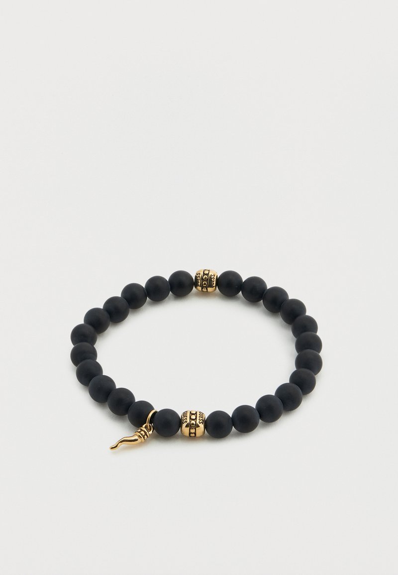Μαύρο ματ βραχιόλι με χάντρες, με χρυσές λεπτομέρειες, που περιλαμβάνουν λεπτομερείς στρογγυλές χάντρες και ένα μικρό φυλαχτό με κυματιστό σχέδιο.