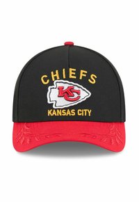 Schwarze Kappe mit rotem Schirm, mit gesticktem "CHIEFS" und "KANSAS CITY" Schriftzug in Gelb sowie einem weißen Logo mit roten Akzenten auf der Vorderseite.