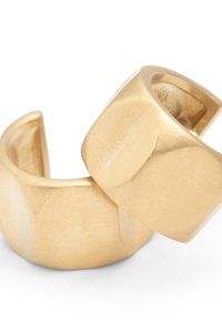 Bagues de couleur or avec une surface lisse et brillante. L'une est ronde, l'autre est carrée. Les deux présentent une texture métallique polie.