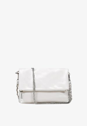 Bolso de mano de cuero blanco con diseño plegable, correa de cadena plateada, bolsillo con cremallera en la parte delantera y textura suave. Presenta una estética minimalista.