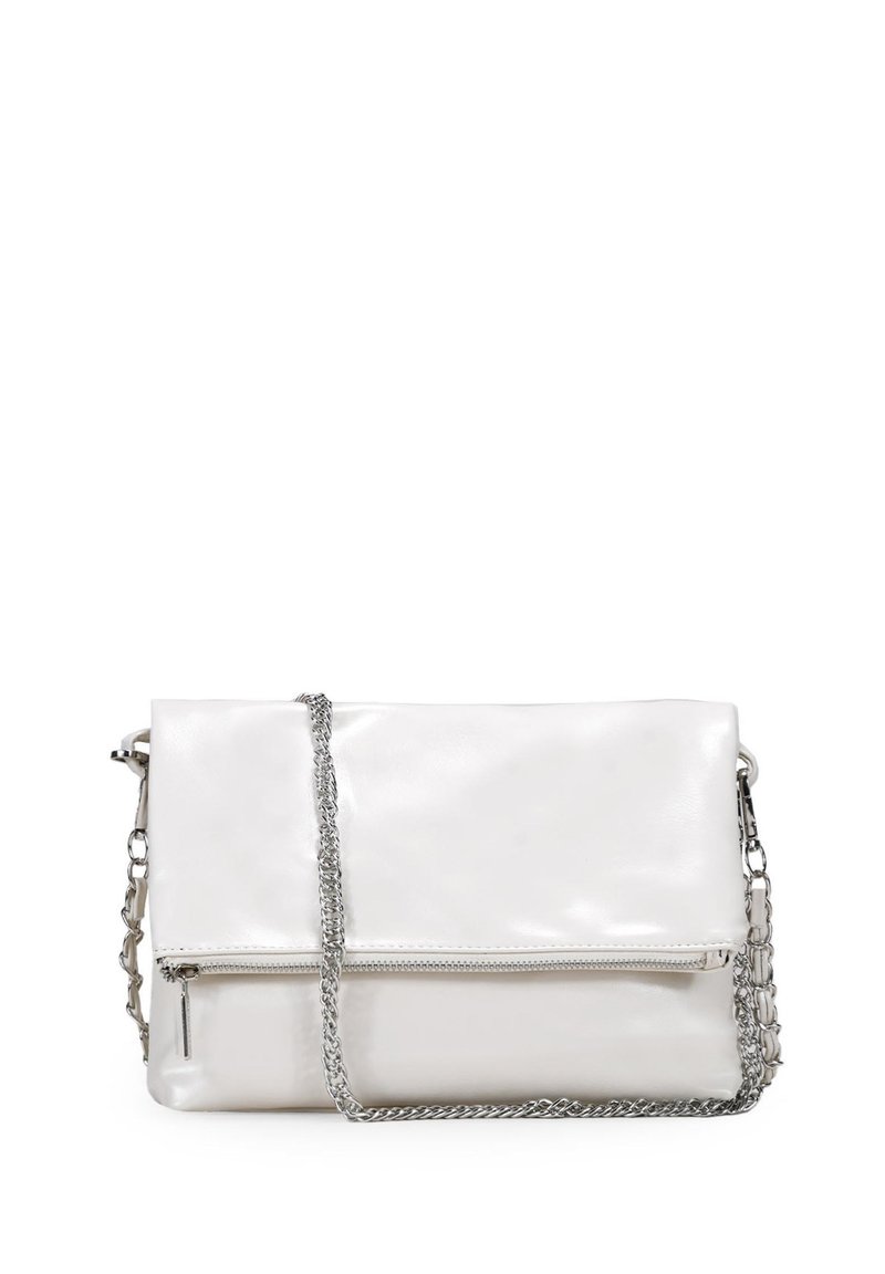 Bolso de mano de cuero blanco con diseño plegable, correa de cadena plateada, bolsillo con cremallera en la parte delantera y textura suave. Presenta una estética minimalista.