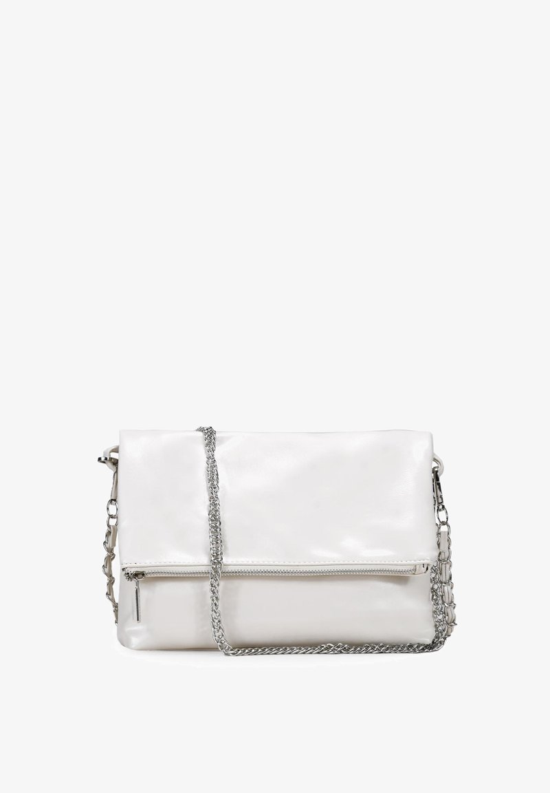Bolso de mano de cuero blanco con diseño plegable, correa de cadena plateada, bolsillo con cremallera en la parte delantera y textura suave. Presenta una estética minimalista.