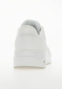 Białe sneakersy z teksturowaną cholewką i wyściełanym kołnierzem. Posiadają grubą podeszwę z lekkim obcasem oraz ukrytą kieszonką powietrzną.