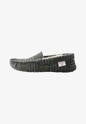Zapatilla mocasín para hombre tipo slip-on con exterior de tela tweed gris y forro interior de forro polar blanco, con detalles cosidos y una pequeña etiqueta roja de la marca.