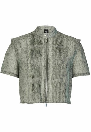 Korte cropped jas met korte mouwen van grijze, gestructureerde stof, rits aan de voorkant, hoge kraag met drukknoop en verticale geplooide details.