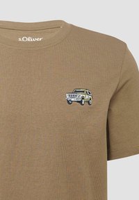 Braunes T-Shirt mit kleinem gesticktem, vintage Offroad-Fahrzeug auf der linken Brust und s.Oliver-Logo im Kragen.