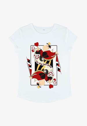 Bílý tričko s designem hrací karty, na kterém je karikatura krále v červeném a černém oblečení, obklopeného srdíčky a textem "S jejich hlavami pryč".