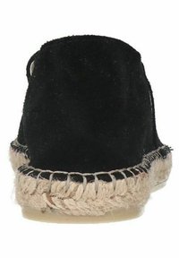 Espadrille en suede noir avec une semelle en jute tissée. Présente un talon arrondi ; couture visible le long du bord. Design simple et minimaliste.