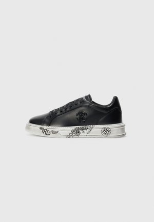Baskets en cuir noir avec lacets noirs et logo brodé, dotées d'une semelle blanche ornée de motifs graphiques noirs et de la marque "RC".