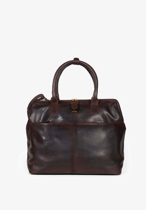 Mørkebrun lærveske med strukturert design og glatt tekstur, doble håndtak og en spenne-lukking på toppen. Diskret merkevaredetalj er til stede.