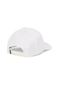 Gorra de béisbol blanca con visera curva, material de tela, correa trasera de plástico ajustable y pequeña etiqueta de logo en el costado.