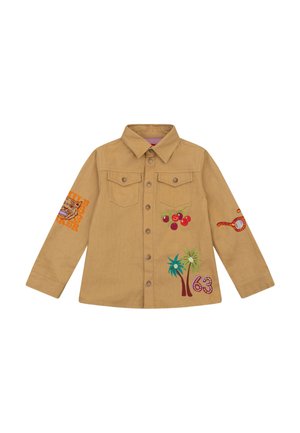 Beige overhemd met knopen en twee voorzakken. Heeft kleurrijke borduursels van kersen, palmbomen en andere accenten op de mouwen.