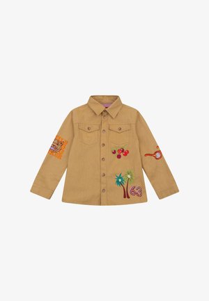 Beige overhemd met knopen en twee voorzakken. Heeft kleurrijke borduursels van kersen, palmbomen en andere accenten op de mouwen.