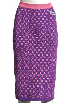 Jupe crayon violette avec motif monogramme Louis Vuitton rose et ceinture rose, présentée sur un mannequin blanc.