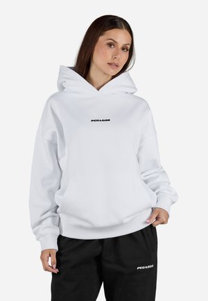 Weißer Kapuzenpullover mit einer Kängurutasche, versehen mit einem schwarzen "PEGADOR"-Logo auf der Brust. Rippbündchen und -saum sowie eine geräumige Kapuze.