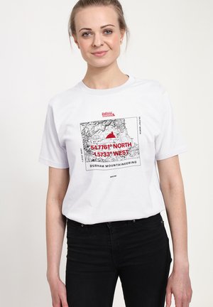 Biała bawełniana koszulka z czarną grafiką mapy i czerwonymi napisami oraz akcentami, prezentująca współrzędne oraz "Durham Mountaineering."