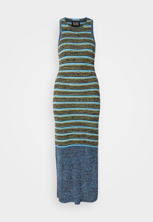 Strickkleid ohne Ärmel mit horizontalen Streifen in Grün, Gelb und Blau, das in einen einfarbigen blauen unteren Abschnitt übergeht. Rundhalsausschnitt.
