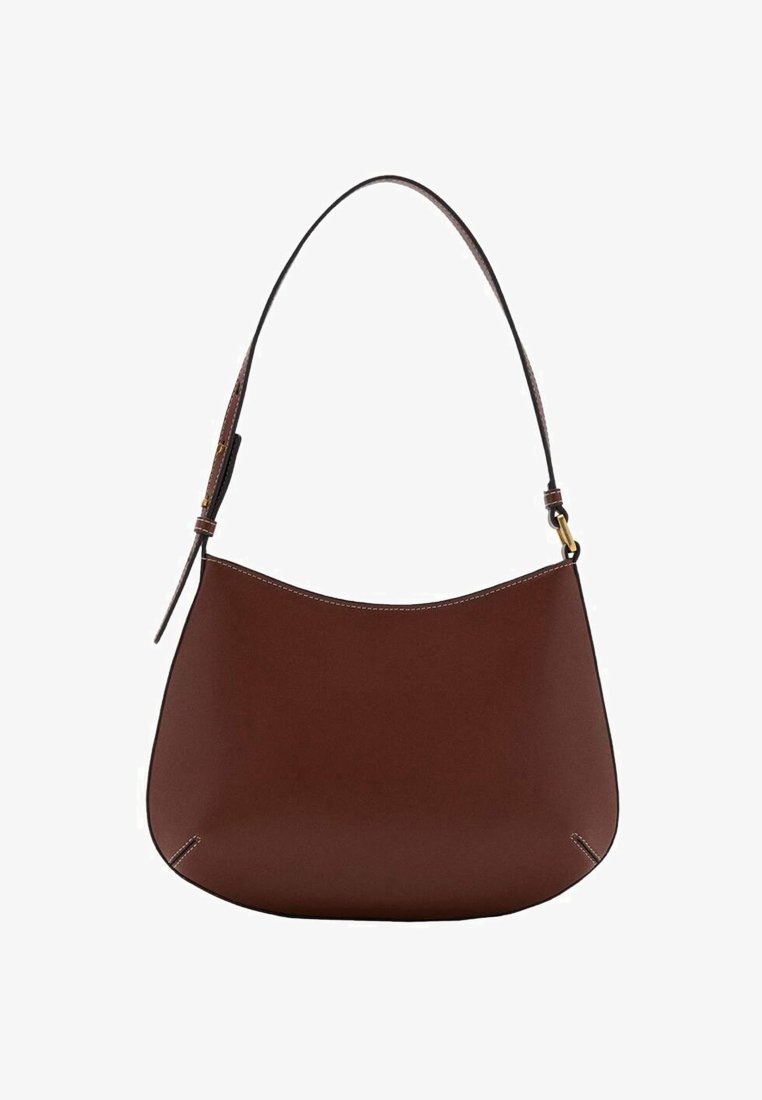Bruine leren schoudertas met een gebogen silhouet, enkele strap, contrasterende stiksels en een minimalistisch ontwerp.