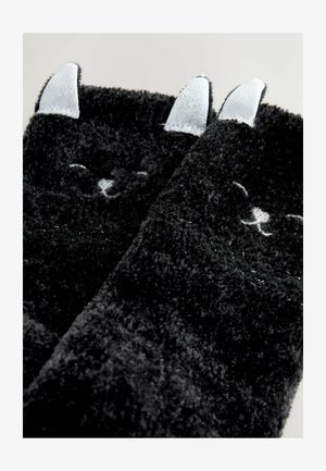 Svarta fluffiga strumpor med mjuk textur, med broderade kattansiktsdetaljer och glänsande silveröron.