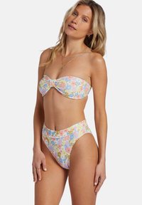 Komplet bikini w kwiaty z bezramiennym topem bandeau z detalem w postaci węzła oraz wysokim stanem spodenek w pastelowych kolorach. Teksturowany materiał z wzorem.