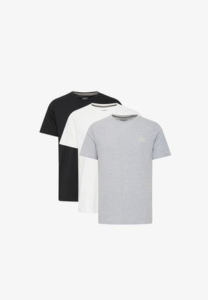 Tres camisetas de manga corta en negro, blanco y gris claro. Están hechas de algodón con una textura suave y cuellos redondos. Logo sutil en la camiseta gris.