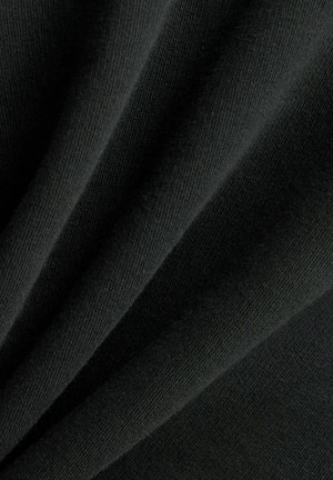 Tejido de punto negro con una textura suave, mostrando pliegues suaves y un patrón de tejido consistente en toda la superficie.