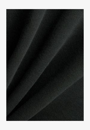 Tejido de punto negro con una textura suave, mostrando pliegues suaves y un patrón de tejido consistente en toda la superficie.