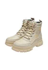 Botas de media pantorrilla de color beige claro que presentan una mezcla de superficies lisas y texturizadas, cordones resistentes y una suela de goma gruesa con un patrón de paso.